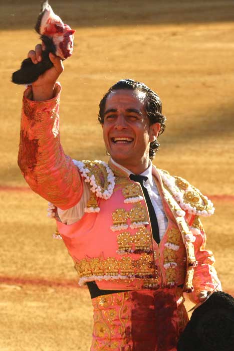 Iván Fandiño, con la oreja lograda al tercer 'victorino'. (FOTO: Javier Martínez)