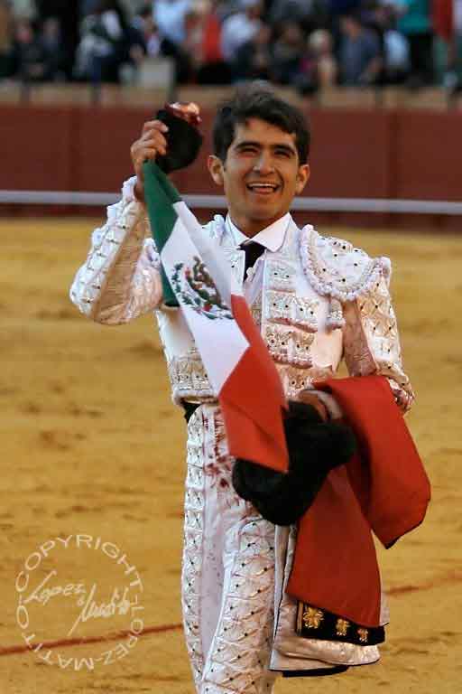 Joselito Adame, con la oreja del sexto. (FOTO: lopezmatito.com)