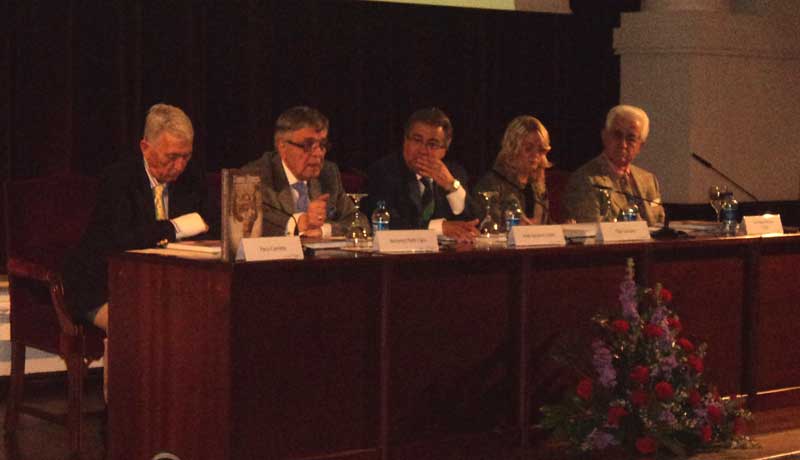 Paco Camino y El Viti, junto al autor del libro y el alcalde de Sevilla, recordaron al maestro.