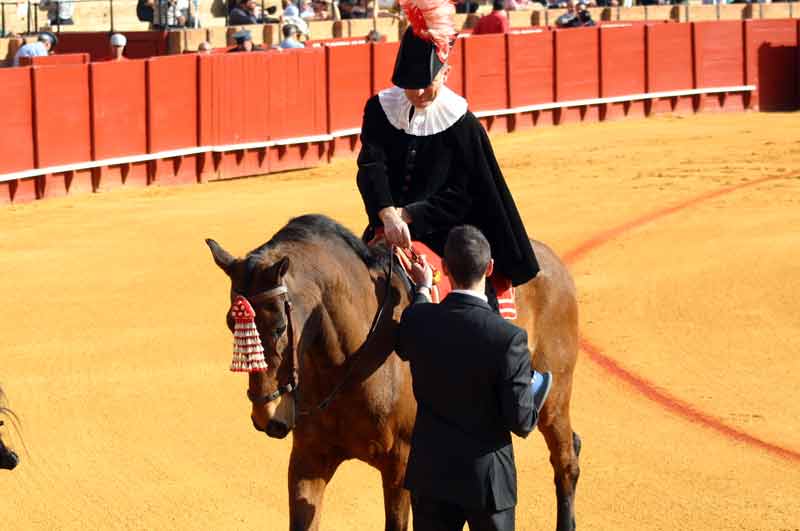 El alguacilillo entrega la llave al torilero para el 'portón de los sustos'.