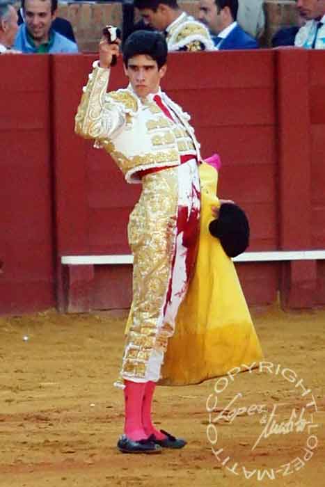 El madrileño López Simón, con la oreja del toro de la alternativa. (FOTO: lopezmatito.com)