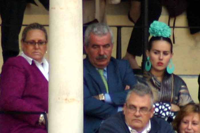 El director de Espectáculos, Luis Partida, y acompañante, en el 'palco de convite'.