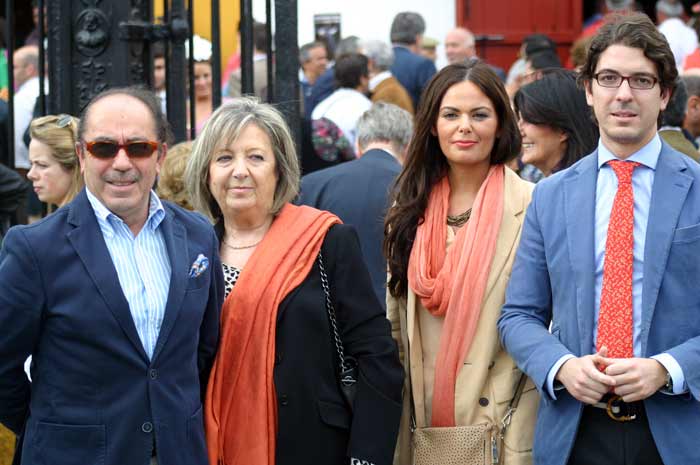 Nuestro compañero Manuel Viera, autor de las crónicas de SEVILLA TAURINA, junto a su familia.