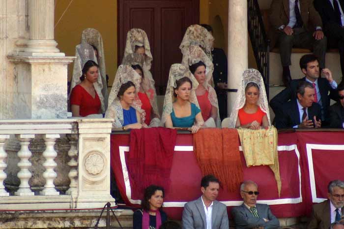 Eso sí, los maestrantes cuidan la tradición de la mantilla en Feria.