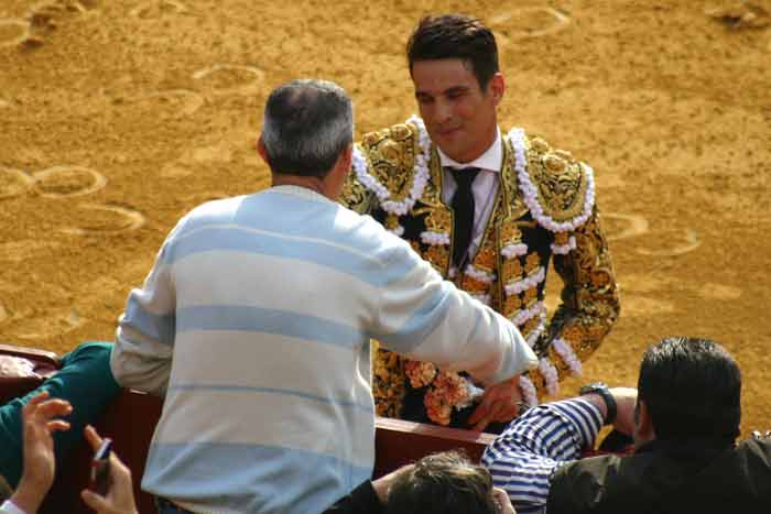 Manzanares saluda al personal de la plaza.