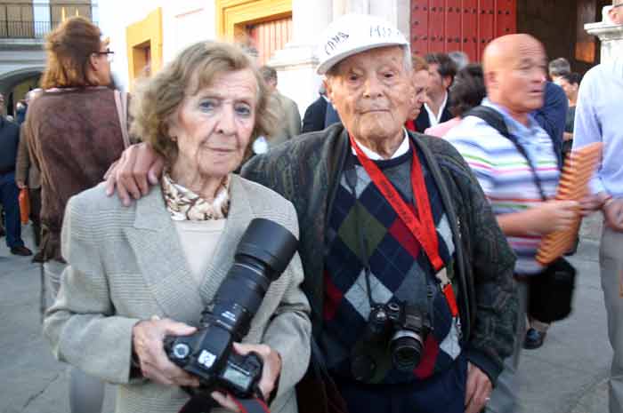 El fotógrafo Oaco Cano y señora; en diciembre cumplirá 100 años.