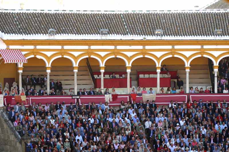 Los que sí están cómodos son los escasos maestrantes que asisten a los festejos.