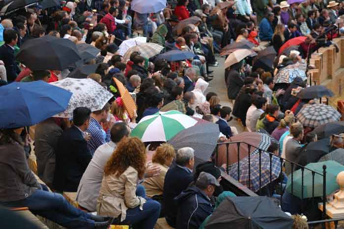 Día de ligera llovizna en la Maestranza y paraguas en los tendidos.