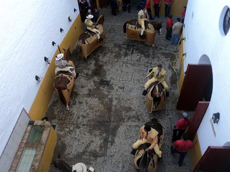 Los picadores hacen la 'rueda' en el patio de caballos.