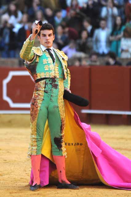 Fernando Adrián, con la oreja del quinto. (FOTO: lopezmatito.com)