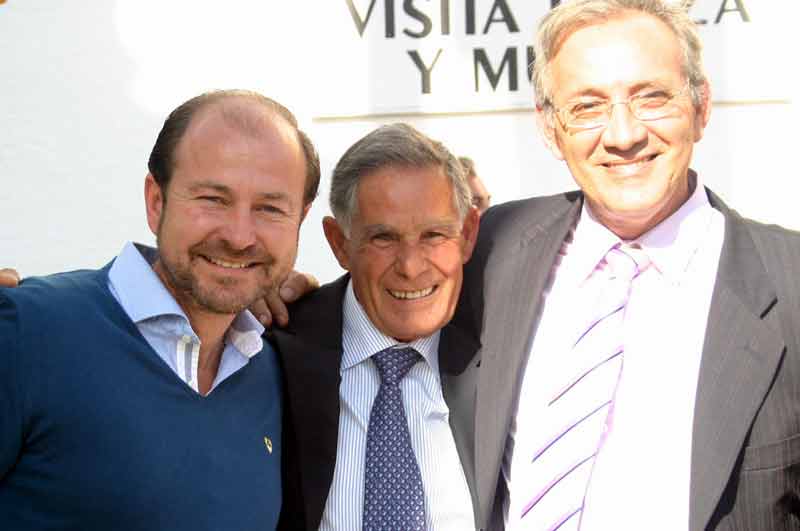 Ruiz Miguel no paraba de recibir felicitaciones por su reciente triunfo en la plaza de Arles (Francia).