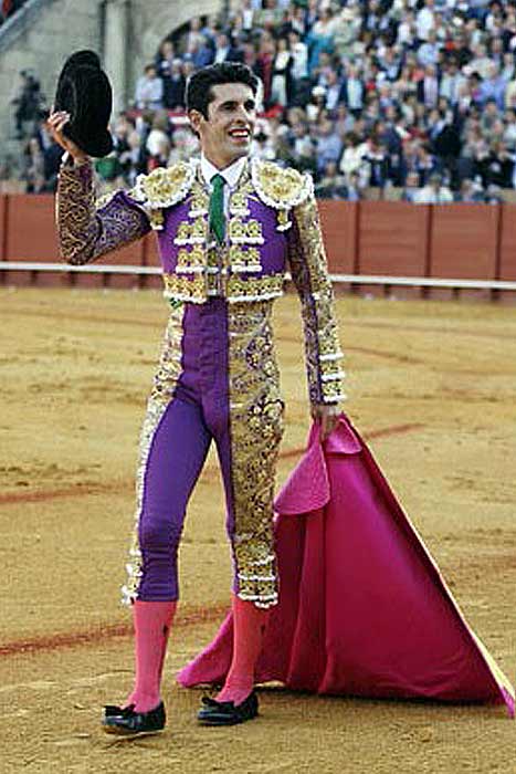 Talavante, en la vuelta tras cortar la oreja. (FOTO: Arjona/Pagés)