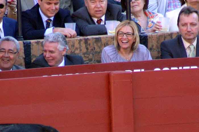 Carmen Tovar (¿sin marido?) y el consejero Francisco Menacho riendo por la voltereta de un toro.