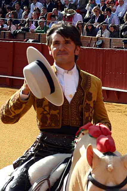 Diego Ventura saluda al comenzar el festejo. (FOTO: Javier Martínez)