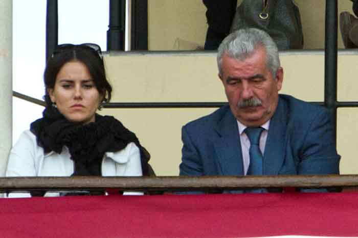 Miércoles, 18 de abril: El director general de Espectáculos, Luis Partida, en balconcillo, presumiblemente junto a su hija, con pases a nombre de la Junta de Andalucía. (FOTO: Paco Díaz)