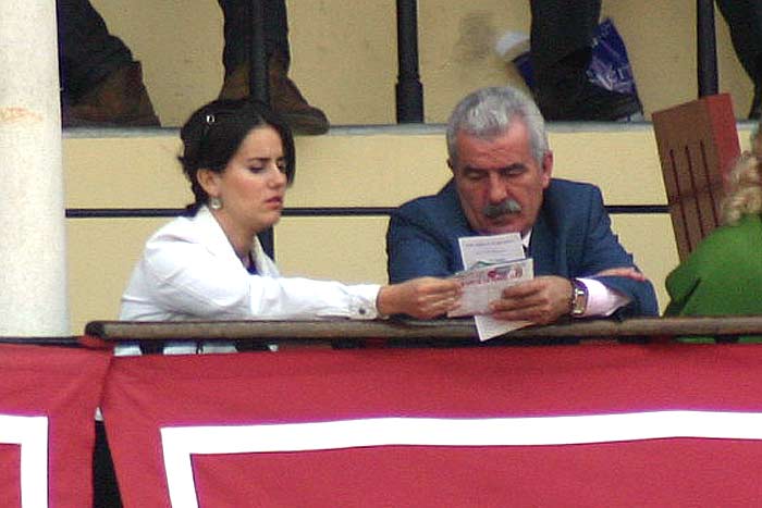 Miércoles, 18 de abril: El director general de Espectáculos, Luis Partida, en balconcillo, presumiblemente junto a su hija, con pases a nombre de la Junta. (FOTO: Javier Martínez)