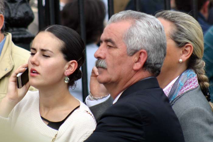 Viernes, 20 de abril: Luis Partida, presumiblemente junto a su mujer e hija, parecen esperar a alguien antes de acceder a la plaza. (FOTO: Javier Martínez)