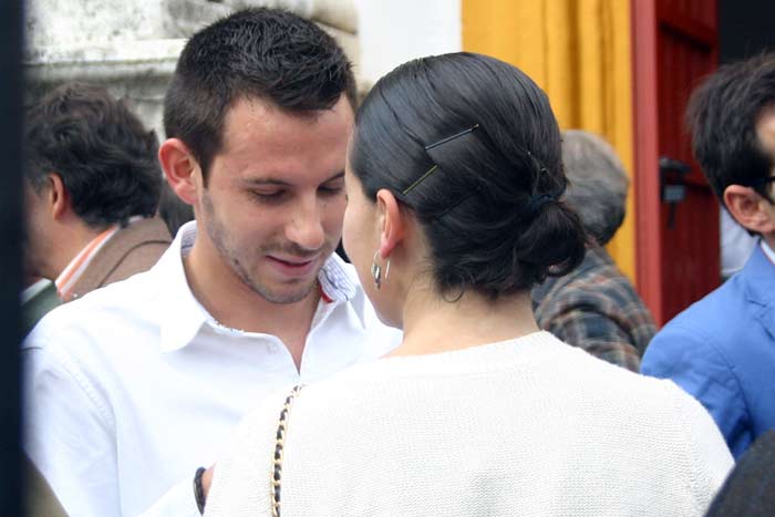 Viernes, 20 de abril: Aparece a quien esperaban, que saluda a toda la familia de Luis Partida; también asistirá a la zona de 'convite' de la Junta algunos días. (FOTO: Javier Martínez)