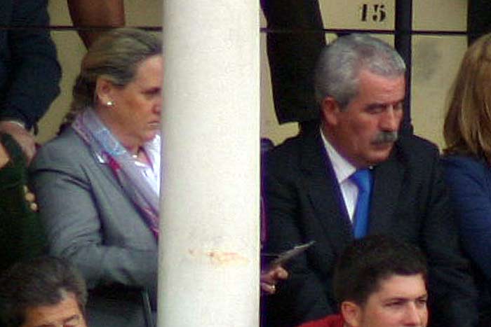 Viernes, 20 de abril: El director general de Espectáculos, Luis Partida, junto a su señora en localidades de la Junta. (FOTO: Javier Martínez)