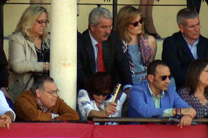 Sábado, 21 de abril: Luis Partida junto a su señora. Delante, de azul, Francisco Luque, marido de la delegada Carmen Tovar. Tanto la señora de Partida como el marido de Tovar, con pases a nombre de la Junta de Andalucía. (FOTO: Javier Martínez)