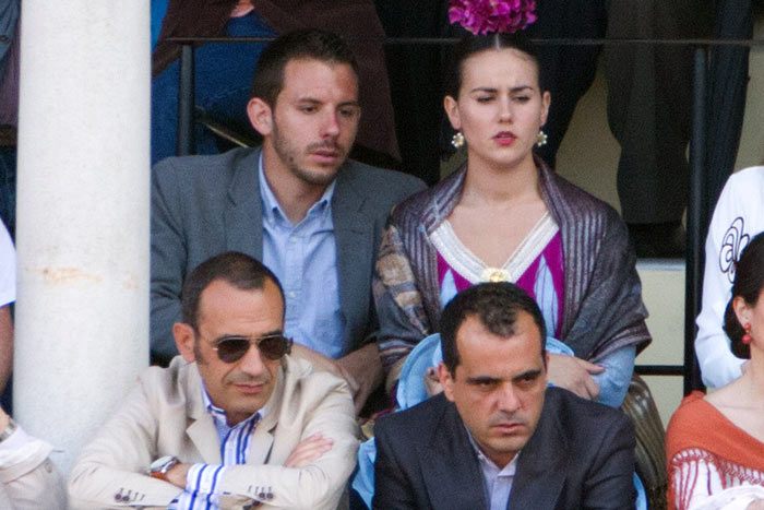 Jueves, 26 de abril: En segunda fila, presumiblemente la hija de Luis Partida y un acompañante habitual usando los pases de la Junta de Andalucía; delante, el marido de la delegada Carmen Tovar haciendo lo mismo. (FOTO: Paco Díaz)