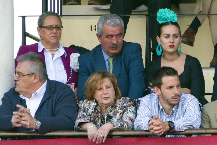 Viernes, 27 de abril: En segunda fila, junto a al director general Luis partida, su señora y presumiblemente su hija; de lante de ella, el acompañante habitual. Son las localidades reservadas para la Junta de Andalucía. (FOTO: Javier Martínez)