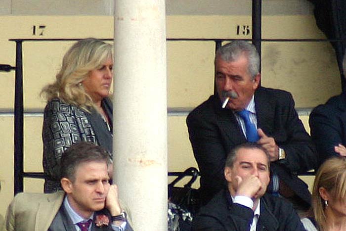 Sábado, 28 de abril: El director general de Espectáculos de la Junta, Luis Partida, junto a su señora. Ella, sin relación directa con la Junta de Andalucía, accede usando un pase de la Dirección General de la Junta. (FOTO: Javier Martínez)