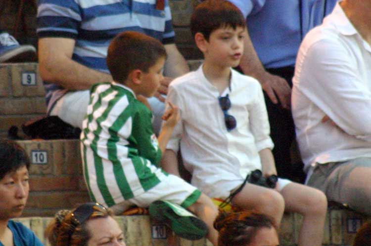 Un joven aficionado que aún celebraba la permanencia del Betis en primera.