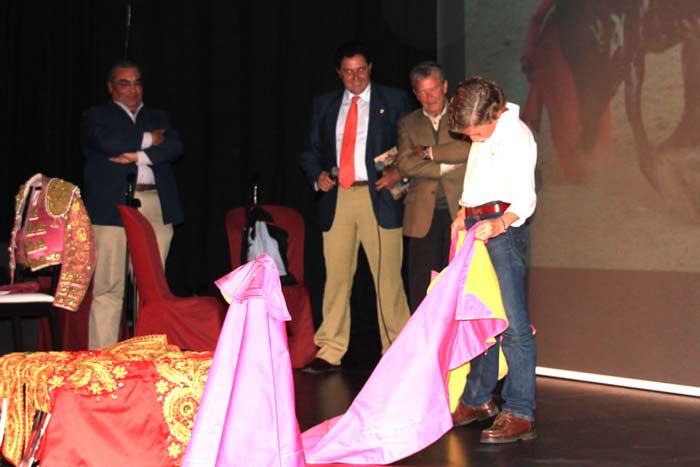 El acto concluyó con unos lances de toreo de salón de Calerito.