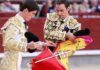 Uceda Leal le cede la muleta a Esaú Fernández en la ceremonia de confirmación de alternativa. (FOTO: las-ventas.com)