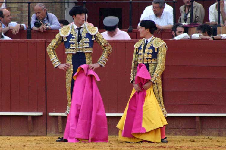 Uno cortó una oreja y el otro se dejó ir un novillo 'de cortijo'... Si es que hay que tener hechuras de torero...