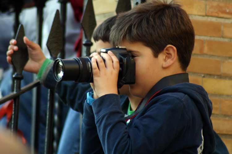 Joven aficionado a la fotografía y a los toros.