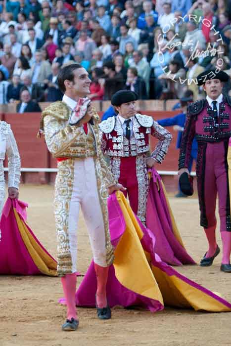 Emilio Huertas pasea la oreja del quinto. (FOTO: lopezmatito.com)