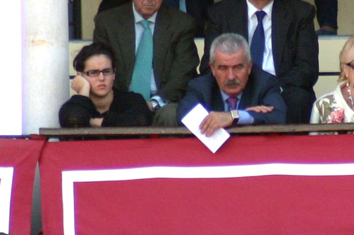 Martes, 17 de abril: El director general de Espectáculos, Luis Partida, en balconcillo, presumiblemente junto a su hija, con pases a nombre de la Junta de Andalucía. (FOTO: Javier Martínez)