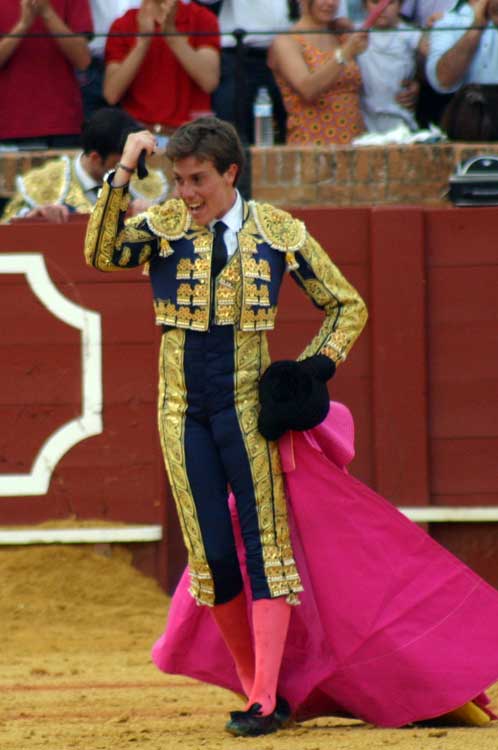 Tomás Angulo agarra con fuerza y alegría el trofeo ganado hoy en la Maestranza. (FOTO: Javier Martínez)