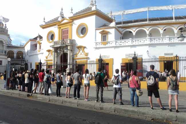 Nueva manifestación antitaurina en la Maestranza.