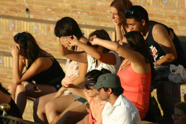 Un grupo de turistas y sus problemas con el sol.