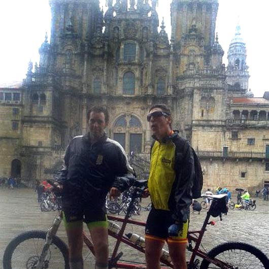 Luis Mariscal, frente a la Catedral de Santiago, con el tandem ciclista. (FOTO: Ambitotoros)