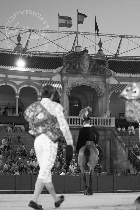 Lama de Góngora camina hacia la Puerta del Príncipe, iluminada por un foco, siguiendo la estela del alguacilillo. (FOTO: Eduardo López/lopezmatito.com)