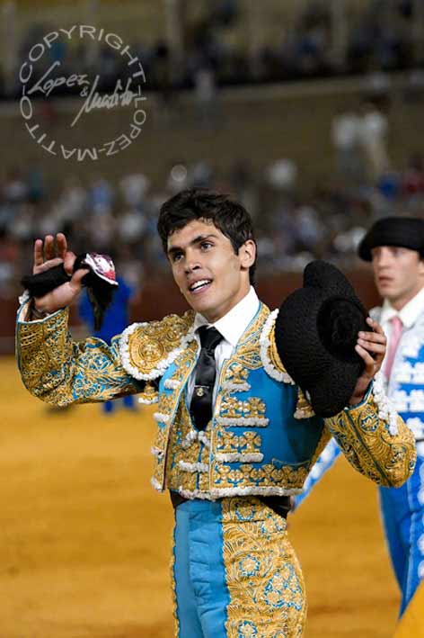 Alejandro Pavón, de la Escuela Sevilla-Amate, con la oreja del segundo. (FOTO: lopezmatito.com