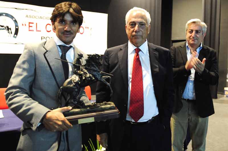 Diego Ventura recoge el premio al 'Mejor rejoneador' de la Feria de Valladolid 2011.