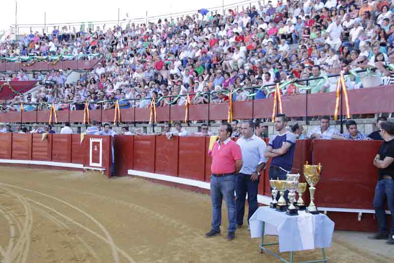 Trofeos para enganches y plaza llena.