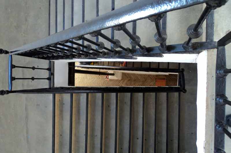 Escaleras de los pasillos interiores de la plaza de la Maestranza.