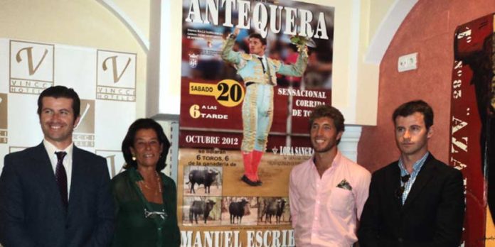 Los empresarios y la ganadera junto a Manuel Escribano. (FOTO Javier Martínez)