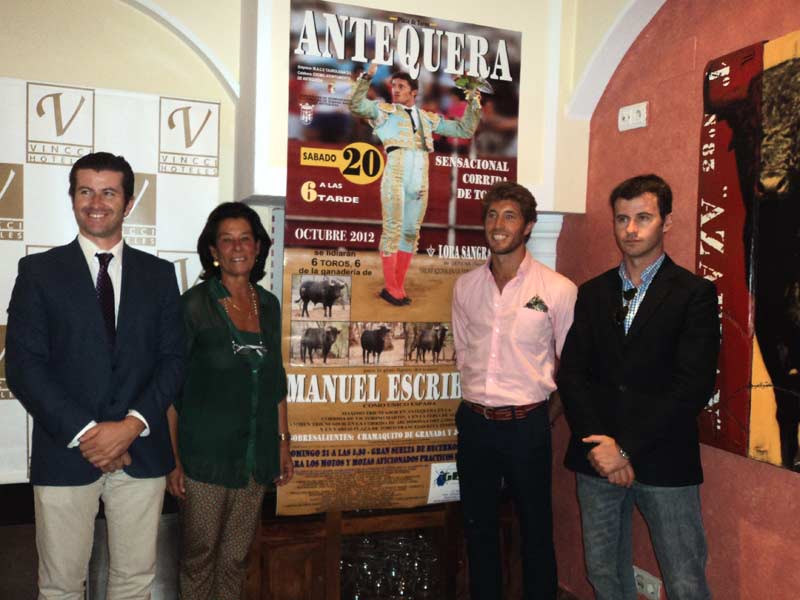 Torero, ganadera y empresarios junto al cartel.