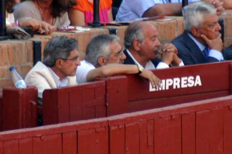 Eduardo Canorea y Ramón Valencia esta tarde en el burladero de la empresa. (FOTO: Javier Martínez)