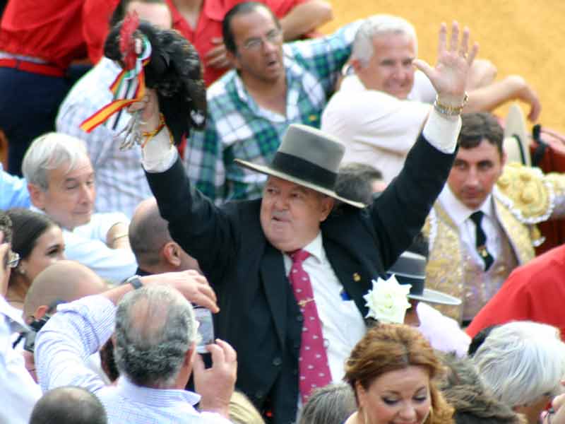 El aficionado que siempre lanza un gallo a Talavante.