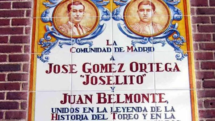 Azulejo inaugurado en la plaza de Las Ventas en recuerdo de Joselito y Belmonte.