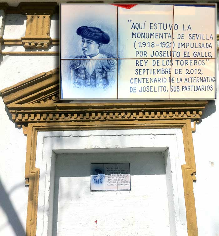 Única puerta de la antigua Monumental que se conserva y detalle del nuevo azulejo que luce.