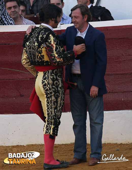 Morante brinda a Curro Vázquez para escenificar el adiós. (FOTO Gallardo/badajoztaurina.com)